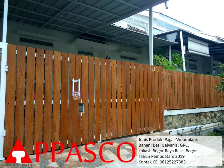 Pagar Woodplank Motif Kayu di Bogor Raya Residence